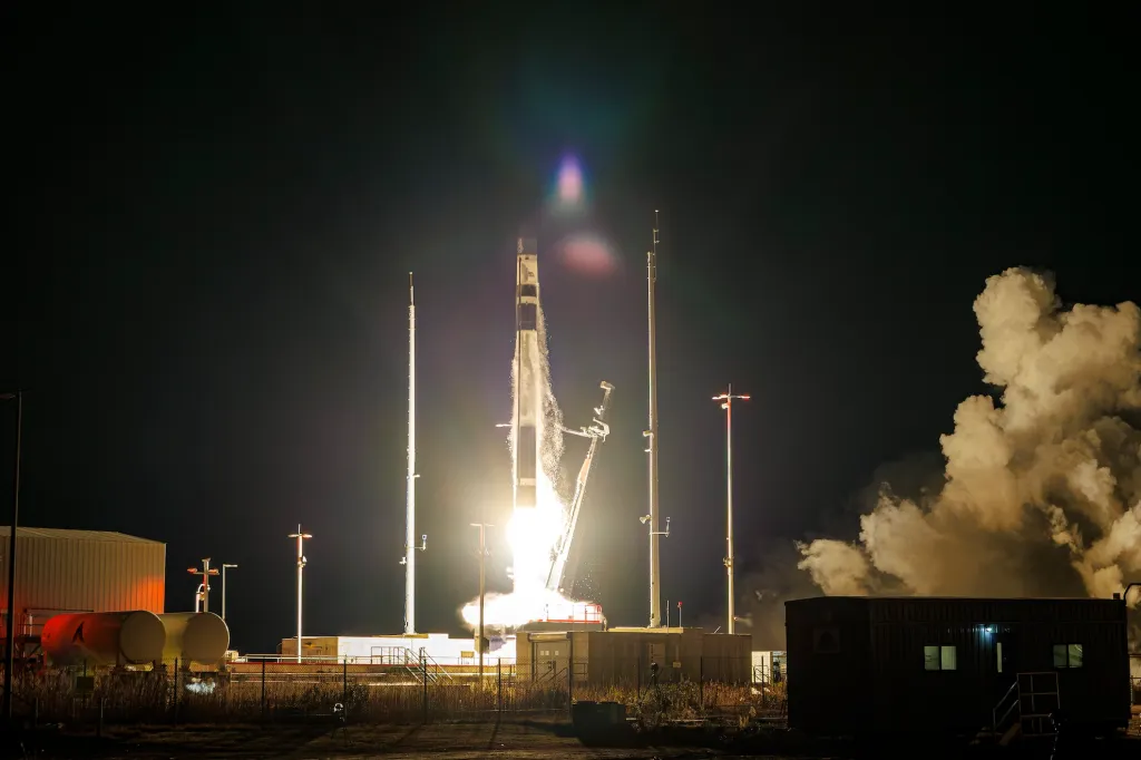 Компания Rocket Lab продолжает серию приобретений, купив спутниковую компанию Iridium.