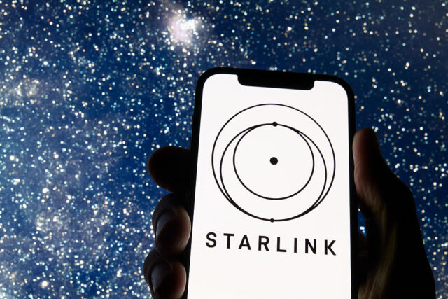 Компания SpaceX планирует запустить мобильную связь Starlink в США.
