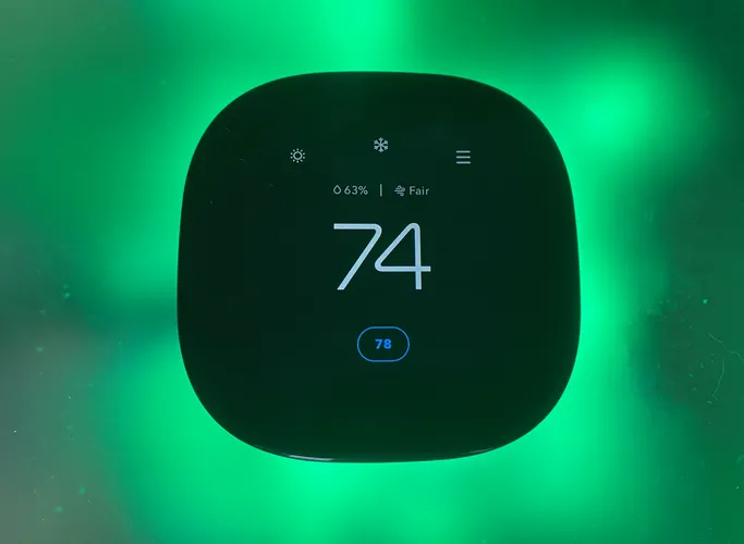Лучшие умные термостаты 2026 года: готовьтесь к жаре! 2 Умный термостат Ecobee Premium на зеленом фоне