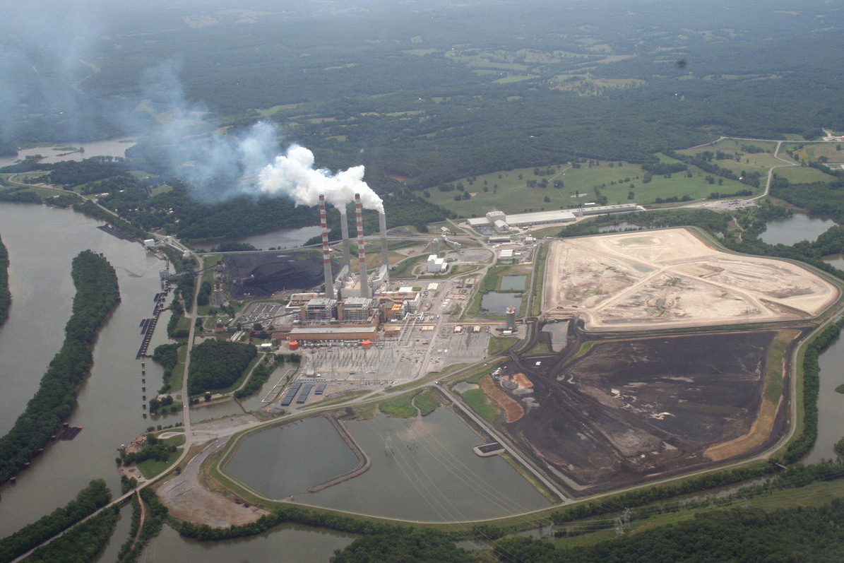 Вид с воздуха на электростанцию Cumberland Fossil Plant, принадлежащую Управлению долины реки Теннесси, в городе Камберленд, штат Теннесси.