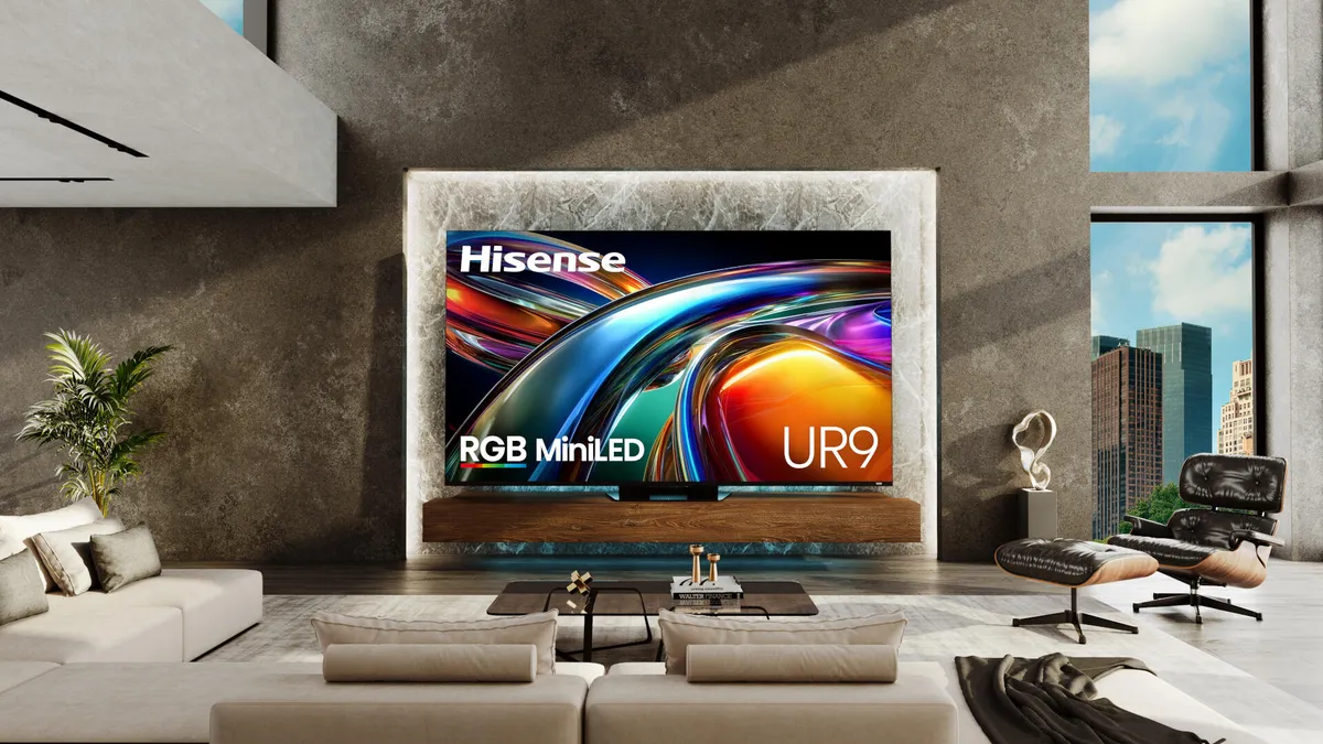 Телевизор Hisense UR9 в гостиной