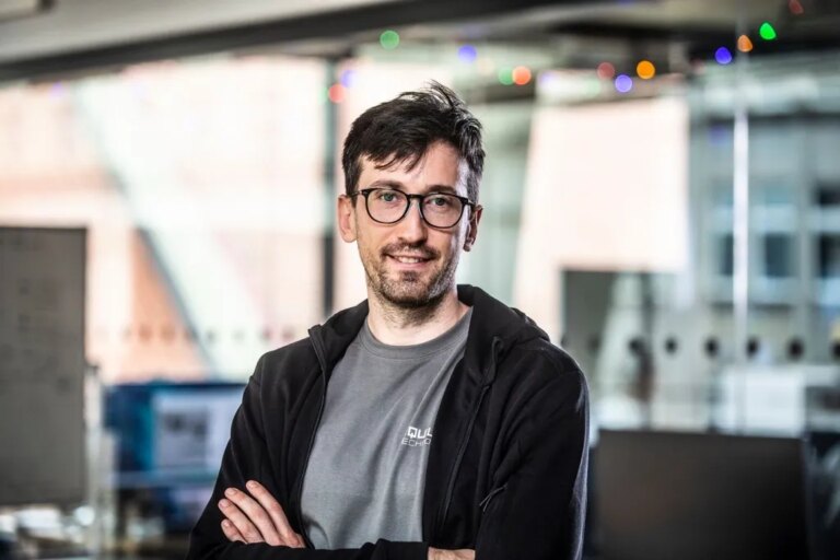 Трио из DeepMind, разработавшее искусственный интеллект для покера, теперь приносит прибыль количественным хедж-фондам.