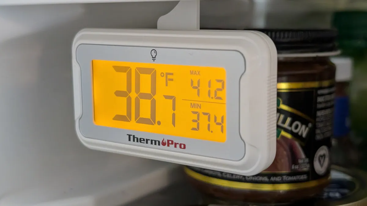 Термометр Thermopro для холодильника, висящий в холодильнике и показывающий безопасную температуру продуктов.