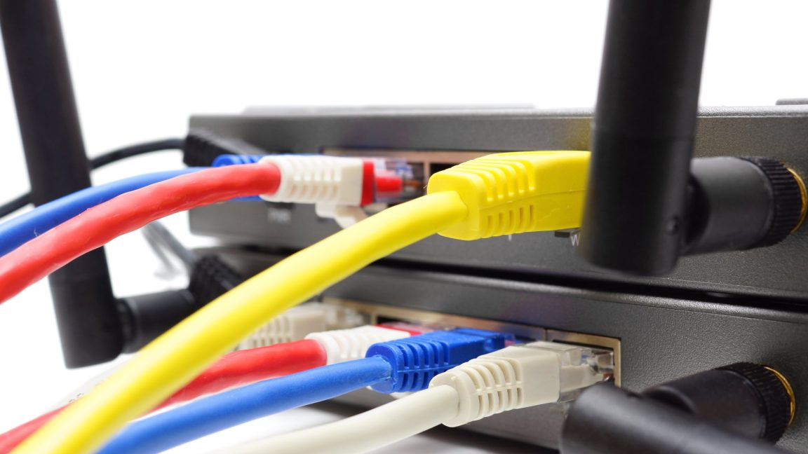 Ethernet-кабели, подключенные к портам беспроводного маршрутизатора.