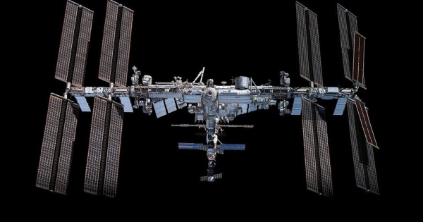 NASA перевело своих астронавтов в Crew Dragon на время герметизации утечек воздуха на МКС. Они наблюдаются в переходном отсеке модуля «Звезда»