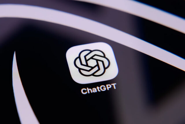 Судебный иск: ChatGPT подтвердил недоверие женщины, склонной к суициду, к линиям помощи в кризисных ситуациях.