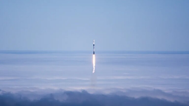 Компания SpaceX официально установила цену акций на уровне 135 долларов, проведя крупнейшее IPO в истории.