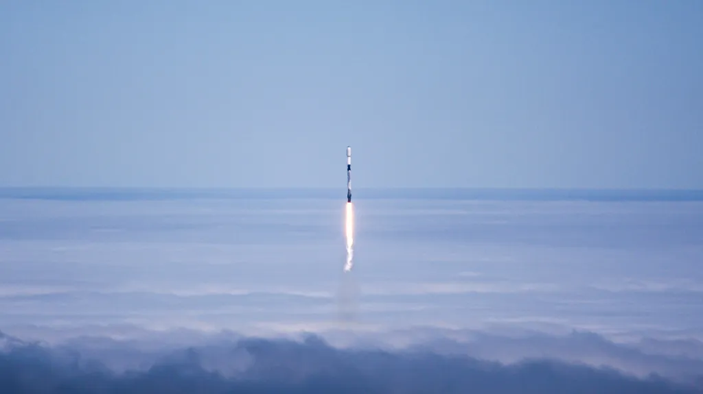 Компания SpaceX официально установила цену акций на уровне 135 долларов, проведя крупнейшее IPO в истории.