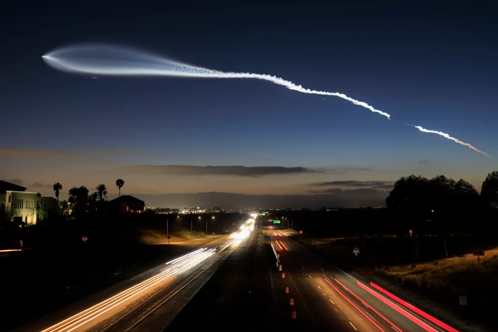 Компания SpaceX запустила спутники Starlink.