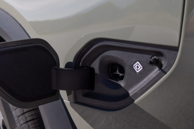 Порт Rivian R2 NACS