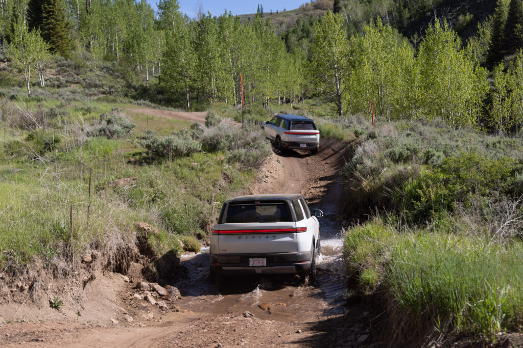 Автомобили Rivian R2 ездят по бездорожью.