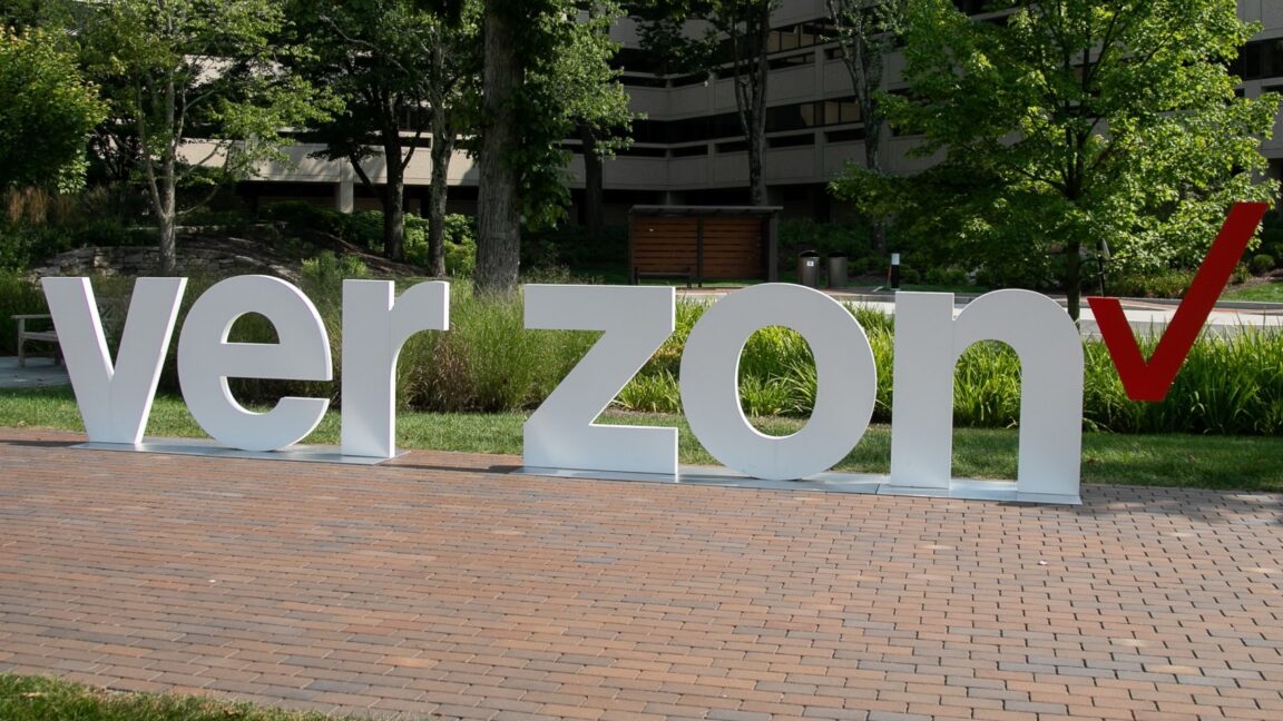 Возле корпоративного здания Verizon установлена скульптура, изображающая логотип Verizon с буквами V-E-R-Z-O-N и пространством посередине, где должна быть буква «I».