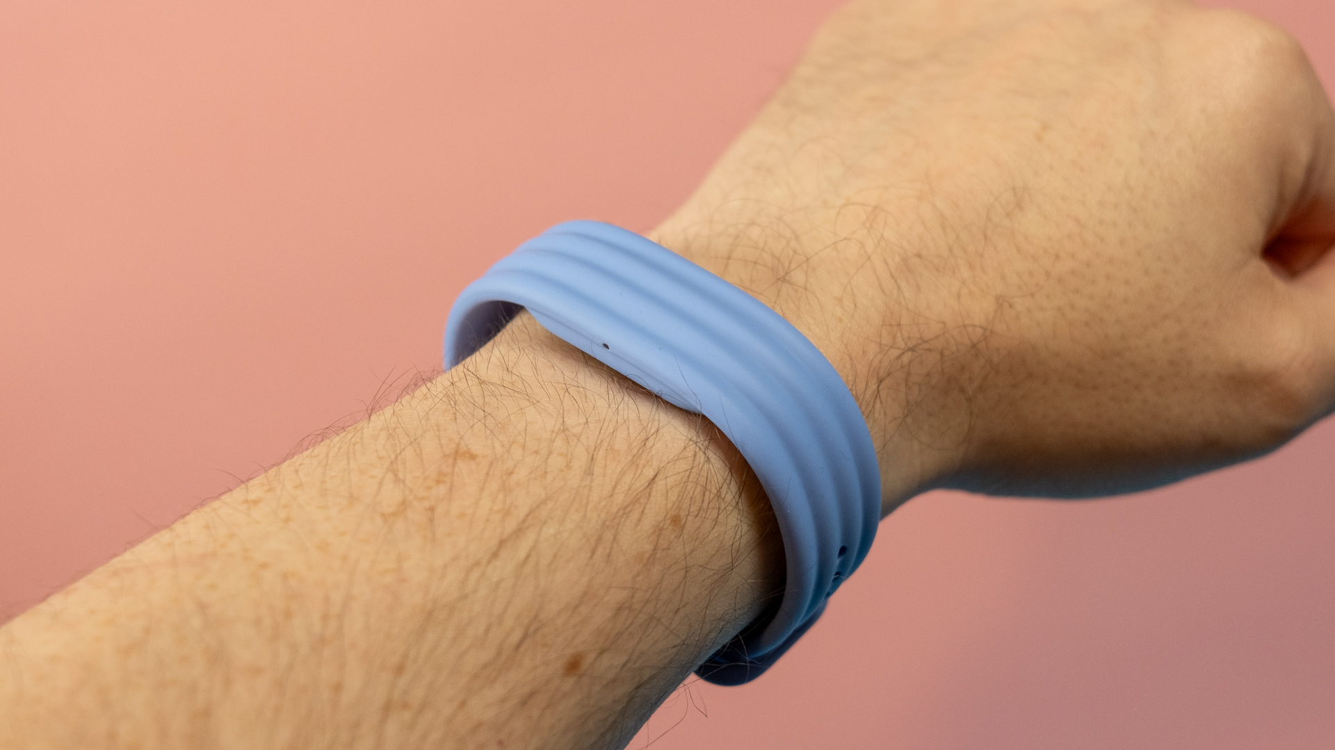 Ремешок Fitbit Air Active на запястье