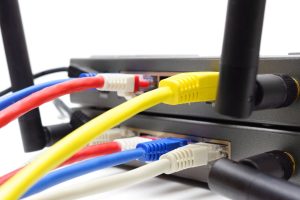 Ethernet-кабели, подключенные к портам беспроводного маршрутизатора.