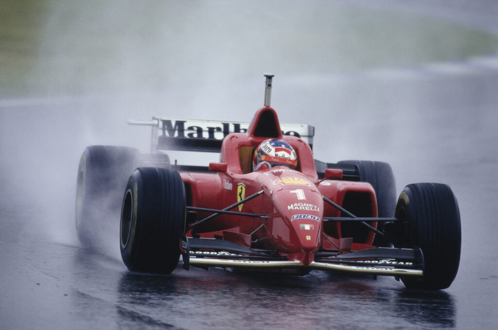 Немецкий гонщик Михаэль Шумахер за рулем болида №1 команды Scuderia Ferrari (Ferrari F310) Ferrari V10 под дождем во время Гран-при Испании Формулы-1 2 июня 1996 года на трассе Circuit de Barcelona-Catalunya в Барселоне, Испания. (Фото Паскаля Рондо/Allsport/Getty Images)