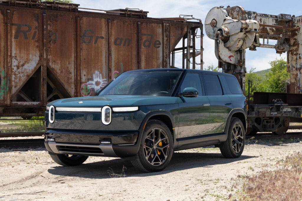 Зелёный Rivian R2, вид спереди под углом 3/4