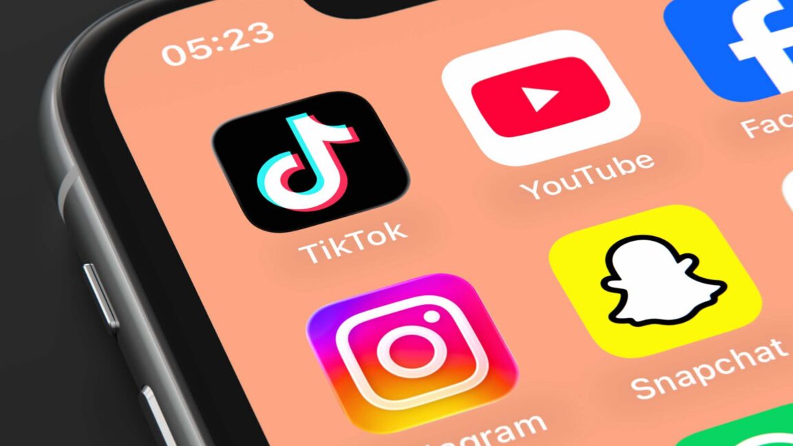 На экране телефона отображаются значки приложений TikTok, YouTube, Facebook, Instagram и Snapchat.