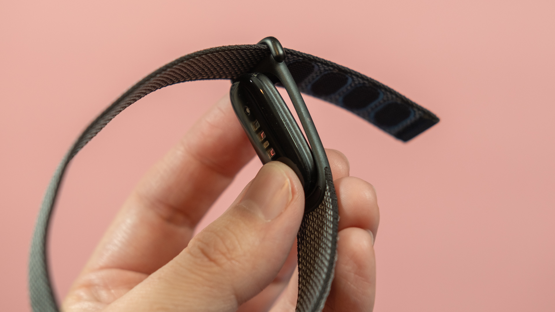 Фитнес-браслет Fitbit Air отключен от сети
