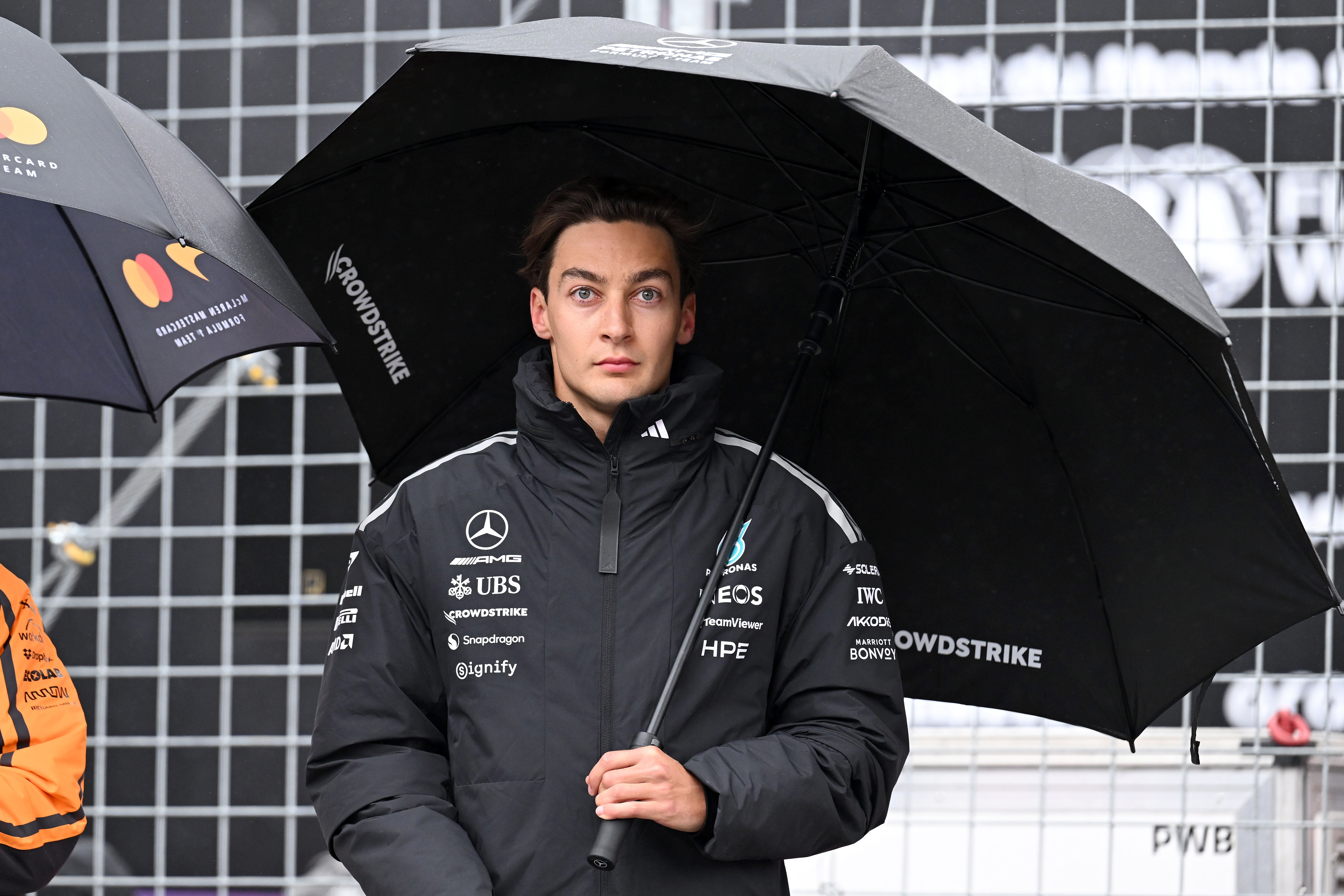 МОНТРЕАЛЬ, КВЕБЕК - 24 МАЯ: Джордж Рассел из Великобритании и команда Mercedes AMG Petronas F1 на стартовой решетке во время Гран-при Канады Формулы-1 на трассе имени Жиля Вильнёва 24 мая 2026 года в Монреале, Квебек. (Фото Марка Саттона - Formula 1/Formula 1 via Getty Images)