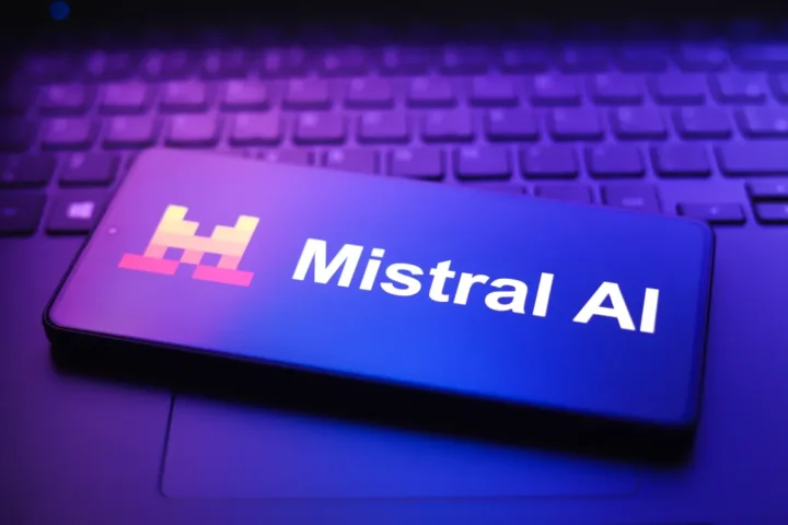По слухам, компания Mistral планирует привлечь 3 миллиарда евро при оценке в 20 миллиардов евро.