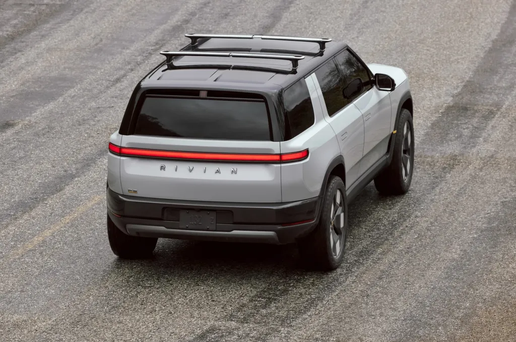 Компания Rivian увольняет сотни сотрудников после начала поставок R2.