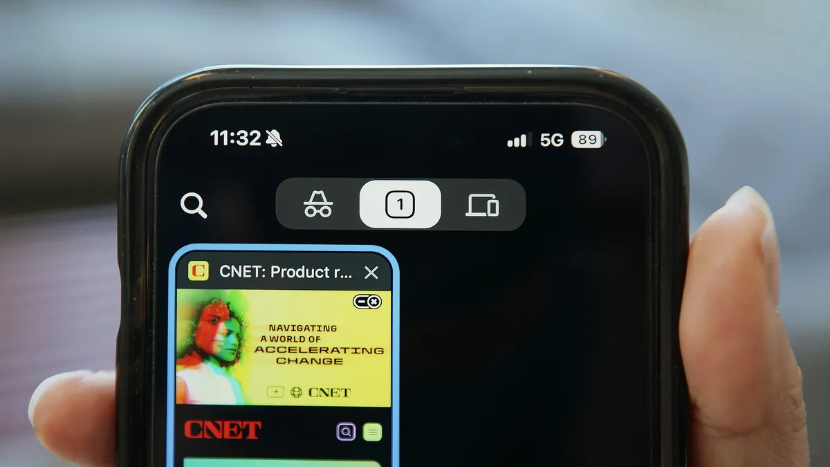 Режим инкогнито в браузере Chrome на экране iPhone 15