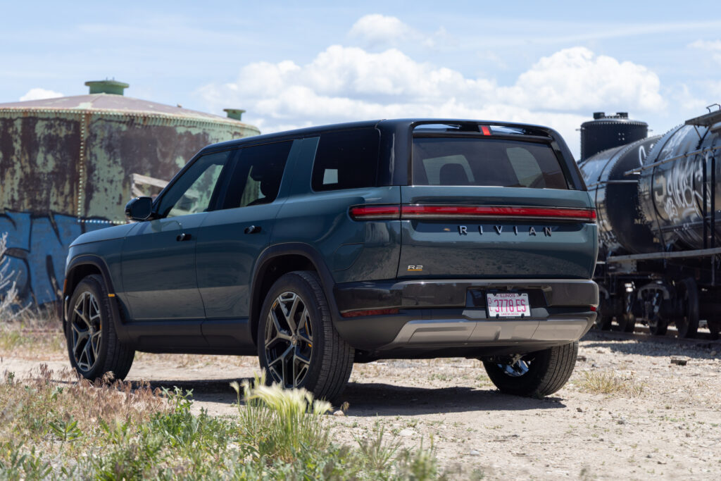 Зелёный Rivian R2, вид сзади (три четверти).