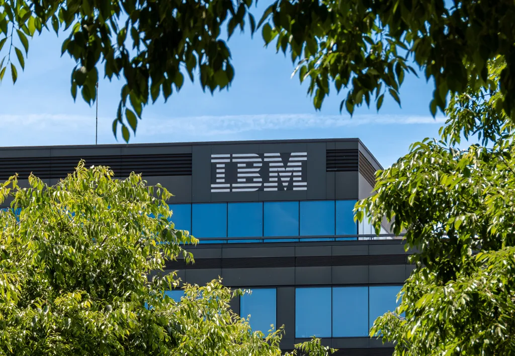 Внешний вид французской штаб-квартиры IBM, американской многонациональной технологической компании, работающей в сфере компьютерного оборудования, программного обеспечения и услуг.