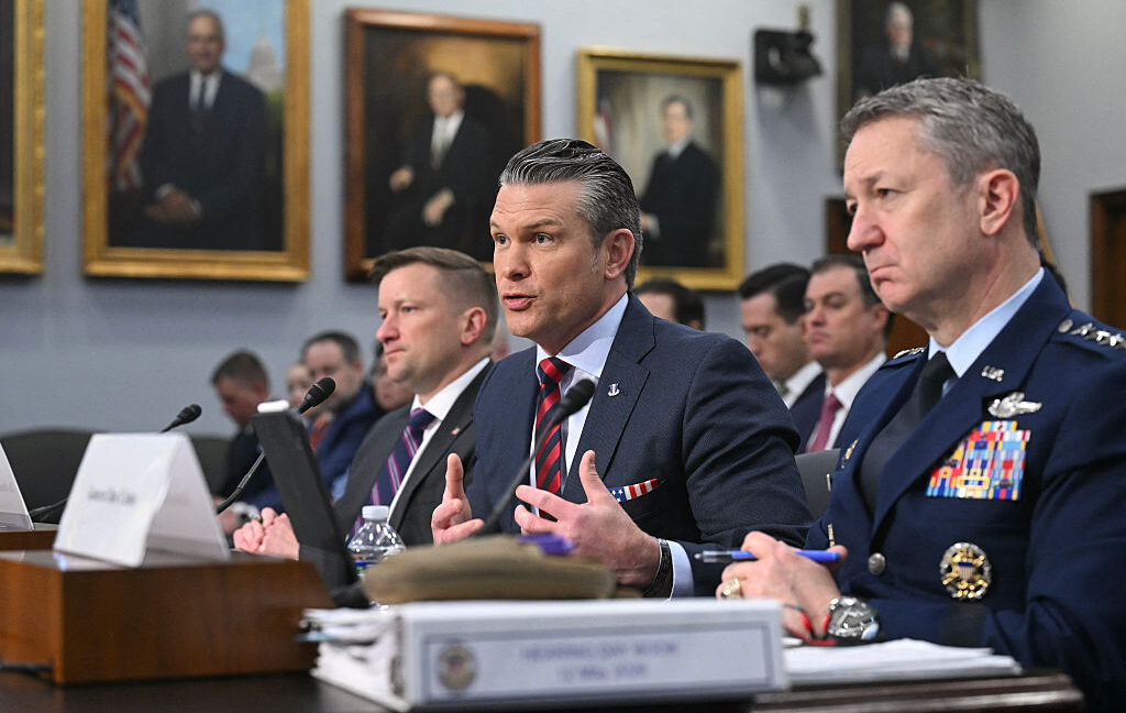 Министр обороны США Пит Хегсет (в центре) и председатель Объединенного комитета начальников штабов США генерал Дэн Кейн (справа) дают показания во время слушаний в подкомитете по обороне Комитета по ассигнованиям Палаты представителей, посвященных рассмотрению бюджета Министерства обороны на 2027 год, в Вашингтоне, округ Колумбия, 12 мая 2026 года.