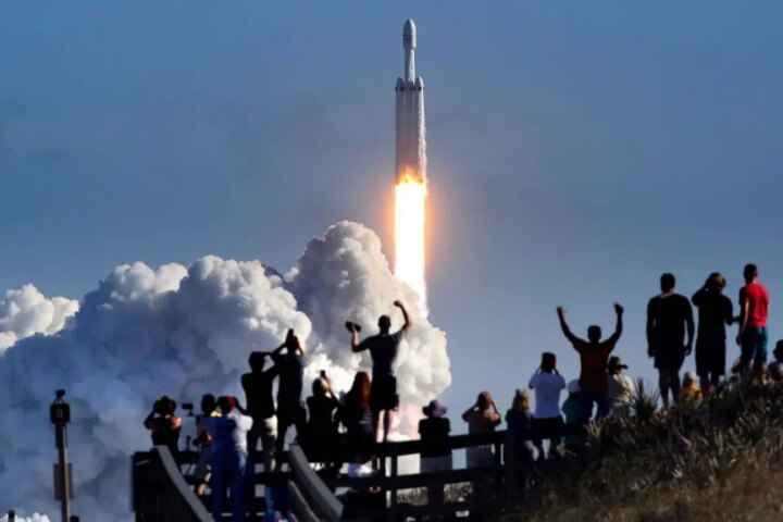 Оценка стоимости SpaceX взлетела до 2,6 триллиона долларов, ненадолго обогнав Amazon.