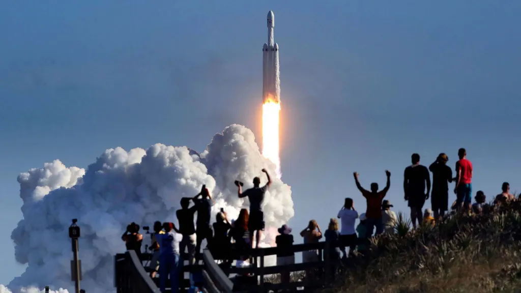 Оценка стоимости SpaceX взлетела до 2,6 триллиона долларов, ненадолго обогнав Amazon.