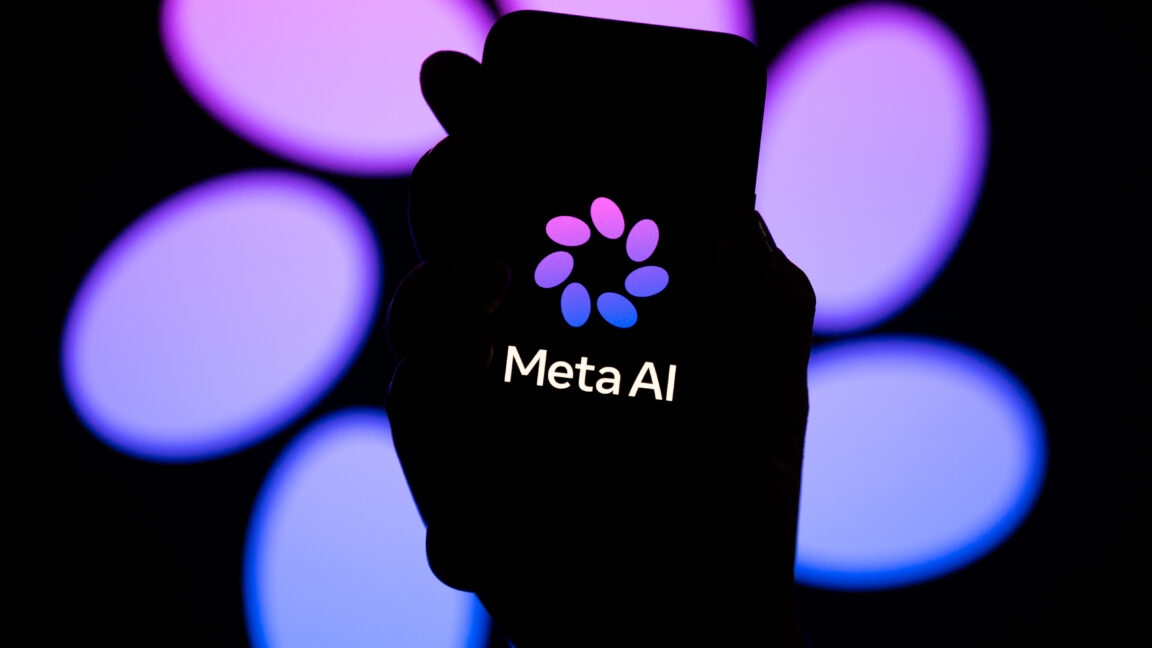 На темном экране смартфона белым цветом написано «Meta AI», а на заднем плане — логотип Meta AI с фиолетовым узором в виде лепестков. Телефон держит темная рука. На заднем плане — увеличенная версия логотипа Meta AI.