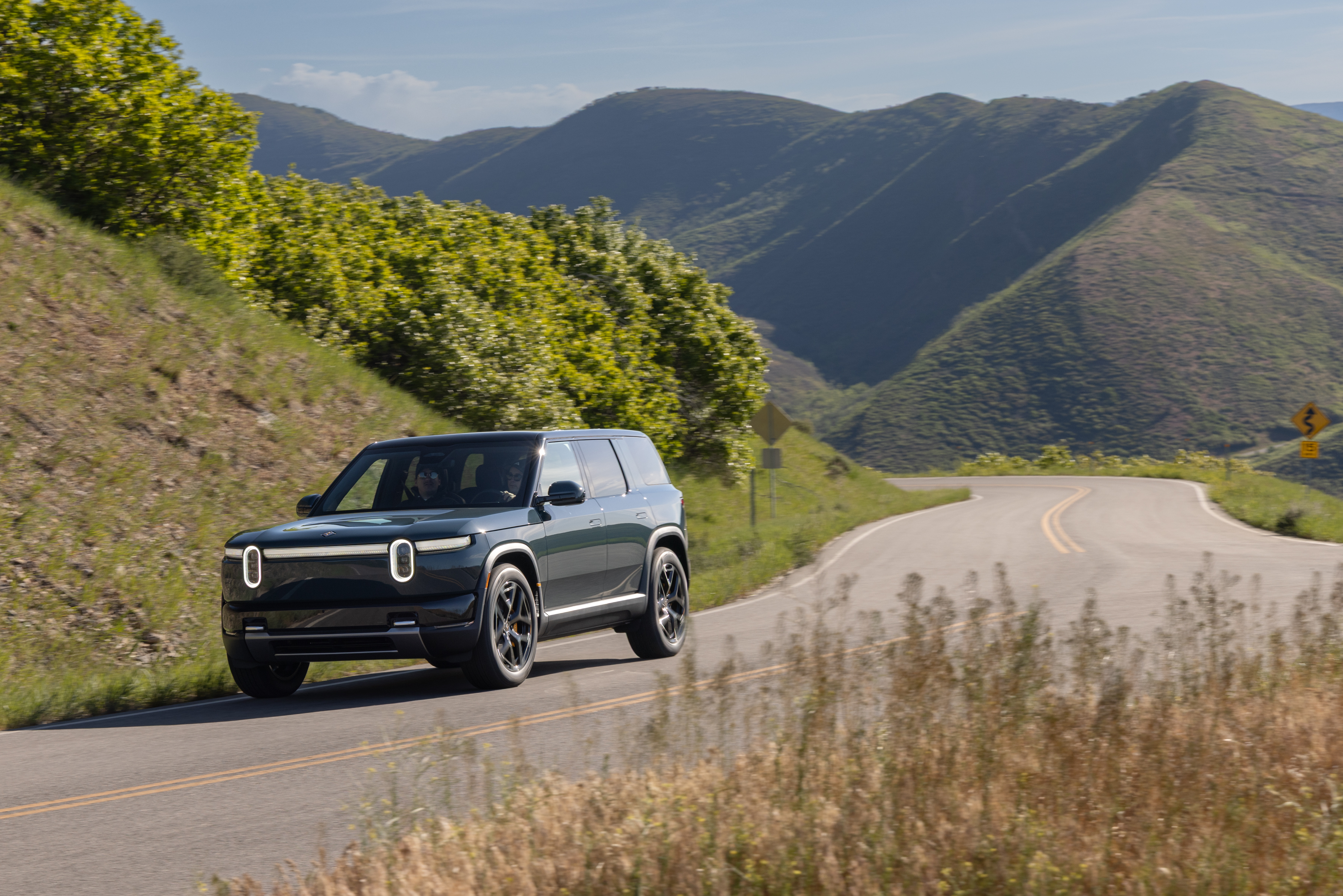 Автомобиль Rivian R2 на дороге