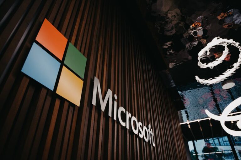 Компания Microsoft подверглась критике за угрозы уголовного преследования исследователя в сфере безопасности.