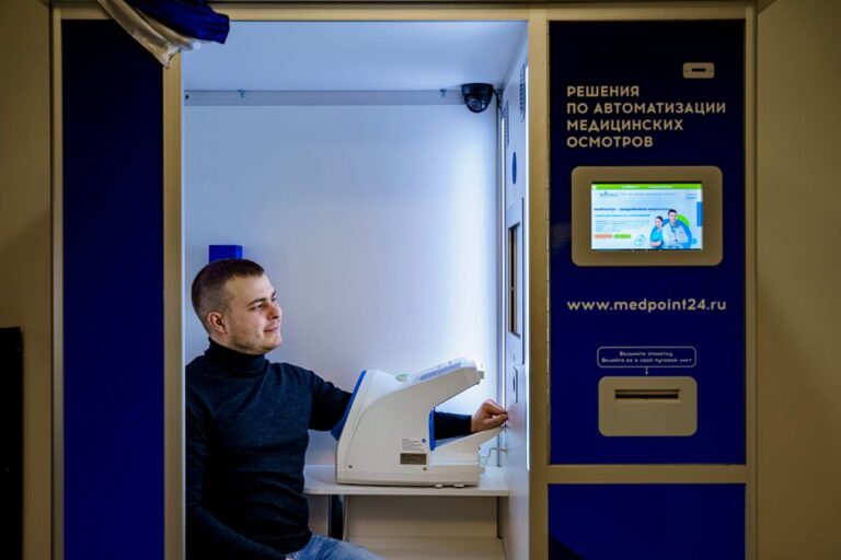 Можно ли остановить центры обработки данных, использующие искусственный интеллект? Комик Чарли Беренс считает, что да – программа «В США с Каем и Картером».