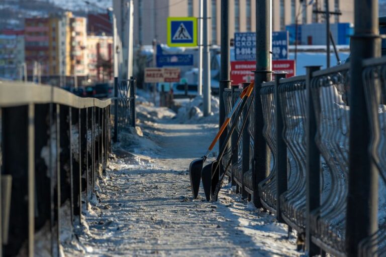 Новые инструменты снимают ограждения ИИ за считанные минуты, позволяя им давать инструкции по атакам с использованием хлора
