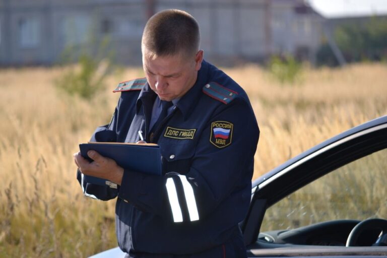 Бывший полицейский скрывается после того, как его ложно связали с арестом Генри Новака.