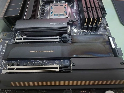 Видеокарта ROG Astral RTX 5090 оставила крупное пятно на радиаторе платы ProArt X870E