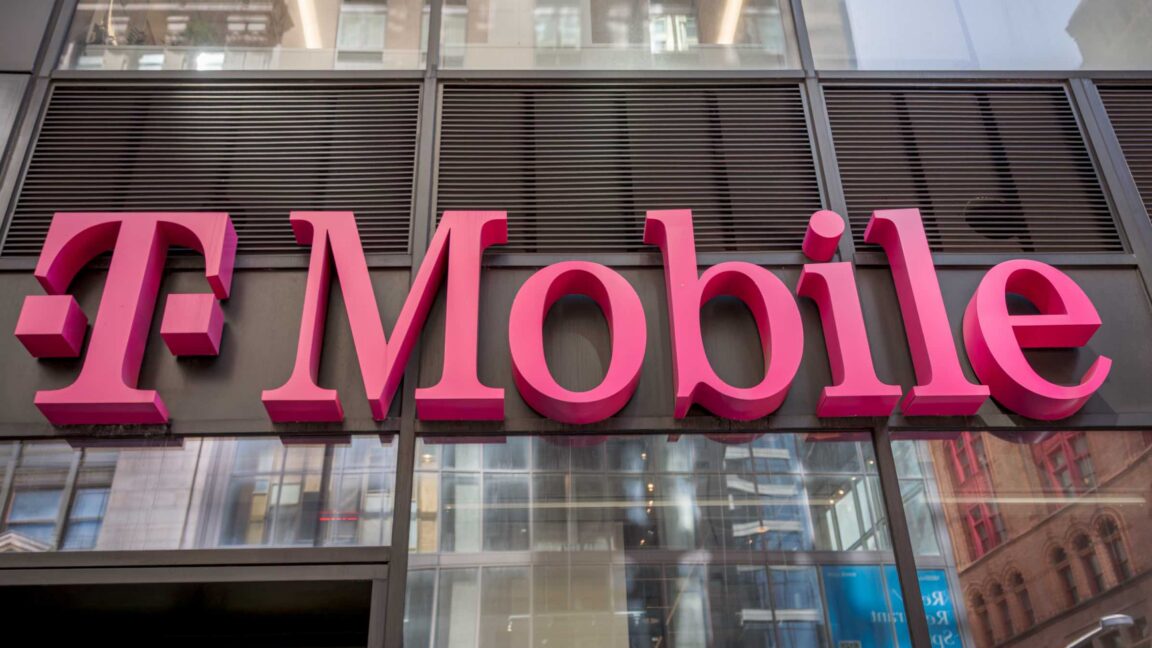 Большой логотип T-Mobile на фасаде здания.