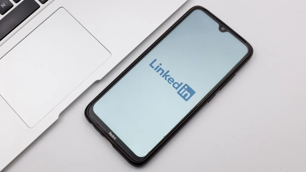 LinkedIn добавил кнопку для сообщения о «ерунде», созданной искусственным интеллектом.