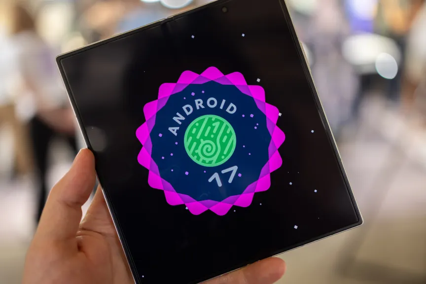 На коробке Fold 8 изображен логотип Android 17.