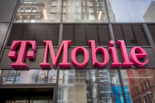 Компания T-Mobile допустила ошибку при принудительной миграции тарифных планов, в результате чего некоторые пользователи лишились бесплатных линий.