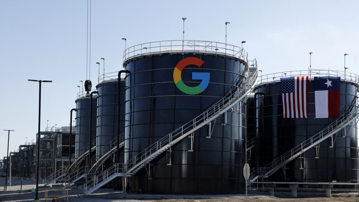 Внешний вид дата-центра Google в Мидлотиане, штат Техас. На фотографии виден символ Google, а также американский флаг и флаг штата Техас.