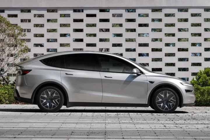 Tesla удлинила свою модель Model Y для увеличения пространства третьего ряда сидений, что еще больше повысило цену.