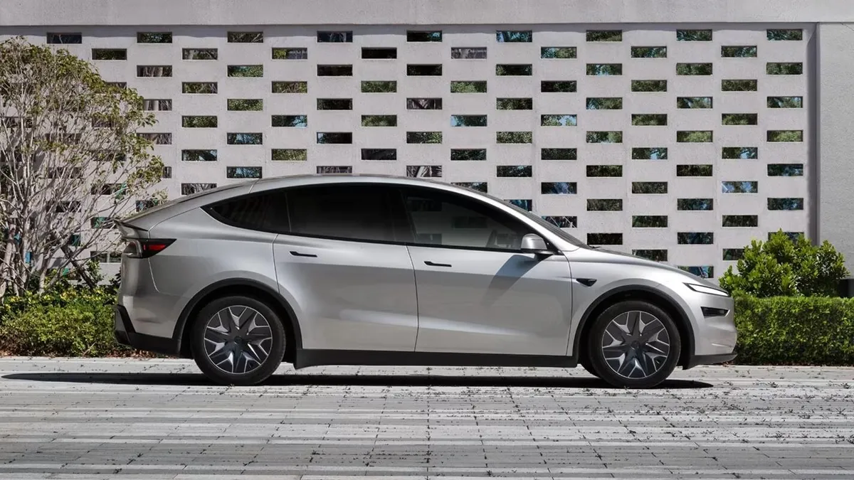 Tesla удлинила свою модель Model Y для увеличения пространства третьего ряда сидений, что еще больше повысило цену.