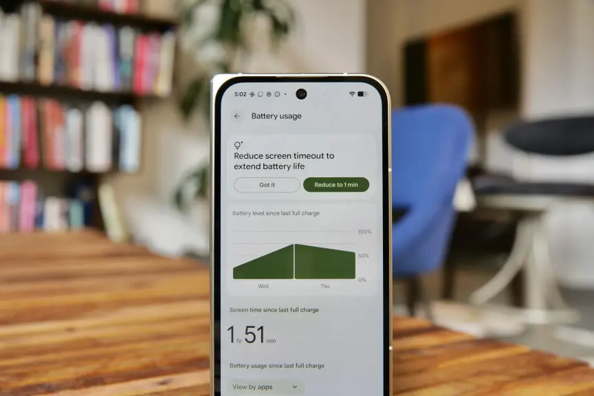 Samsung Galaxy Z Fold 8 Ultra против Google Pixel 10 Pro Fold: сравнение высококлассных складных смартфонов. 8 На экране Pixel 10 Pro Fold отображается страница настроек оптимизации батареи, где предлагается сократить время отключения экрана для продления срока службы батареи.