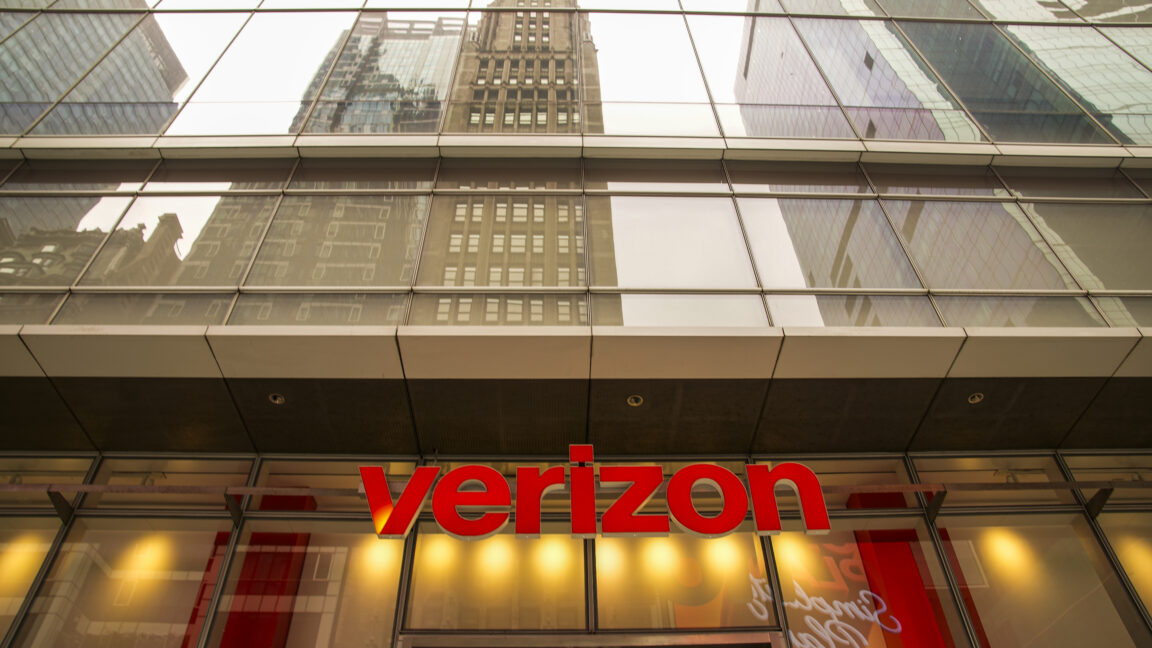 Фасад магазина Verizon на Таймс-сквер в Нью-Йорке, 16 июля 2026 года. Над дверью виден логотип Verizon, а в верхней части фасада здания отражаются небоскребы.