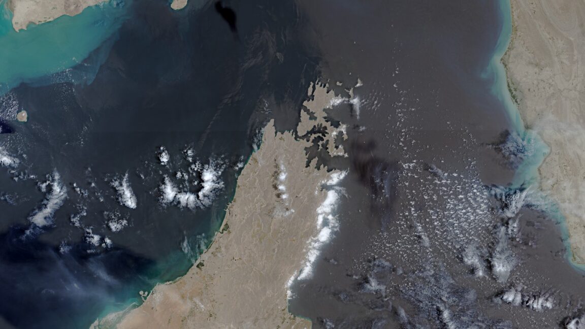 Спутниковый снимок Ормузского пролива, сделанный спутником Copernicus Sentinel-2 21 июля 2026 года.