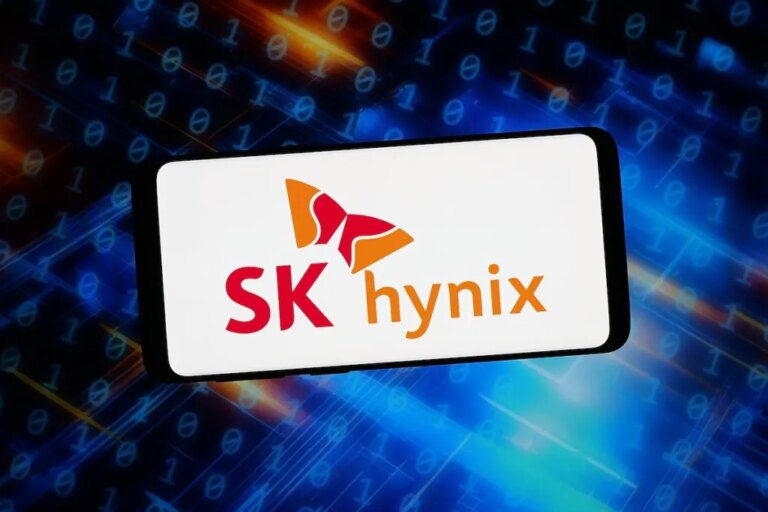 Компания SK Hynix привлекла 26,5 млрд долларов в ходе крупнейшего иностранного IPO в истории США, и ее призывают построить новые заводы по производству микросхем в США.