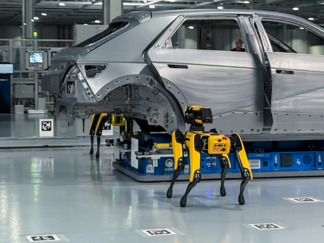 Два робота компании Boston Dynamics осматривают кузов автомобиля Hyundai Ioniq 5 на заводе HMG Metaplant под Саванной, штат Джорджия.